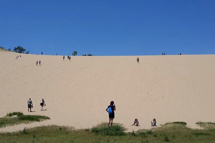 Entdecken Sie 21 Inseln, historische Leuchttürme und die Seegrotten am Festland bei Meyers Beach. Zugang zu den Grotten erhalten Sie über den Lakeshore Trail, mit dem Kajak oder bei lokalen Bootstouren.